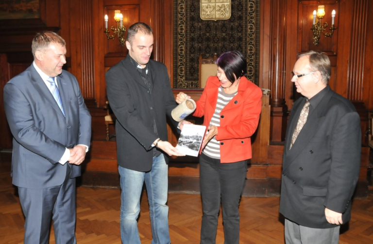 Křest knihy - zleva Ramzer, autor, Vajnerová, Kadlec.